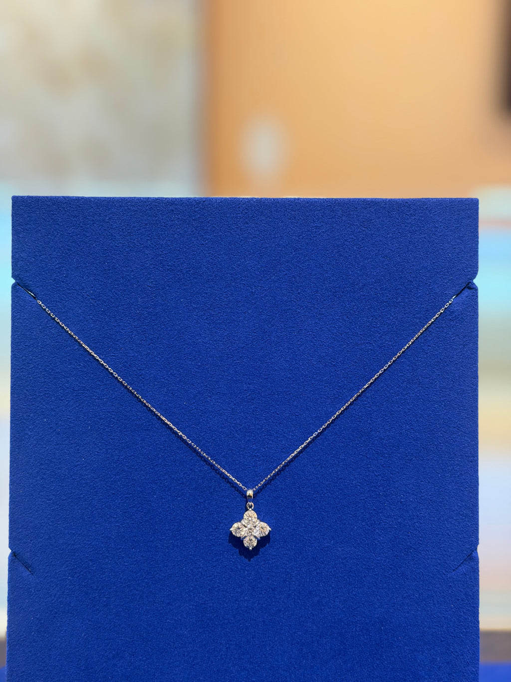 Round Pedal 2 Carat White Gold Necklace