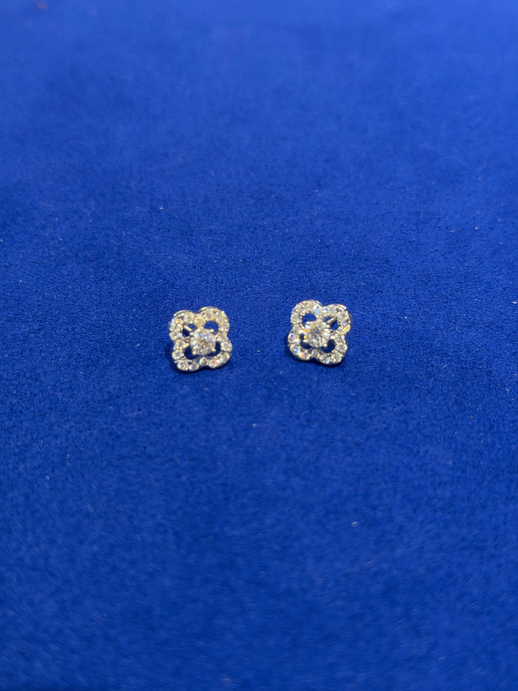 Round Flower 1 Carat White Gold Earrings