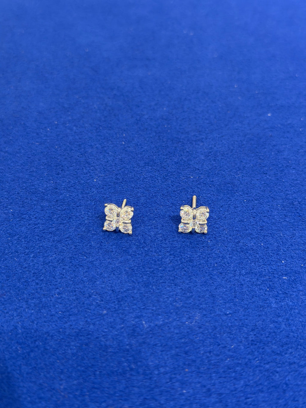 1.5 Carat White Gold Round Pedal Studs