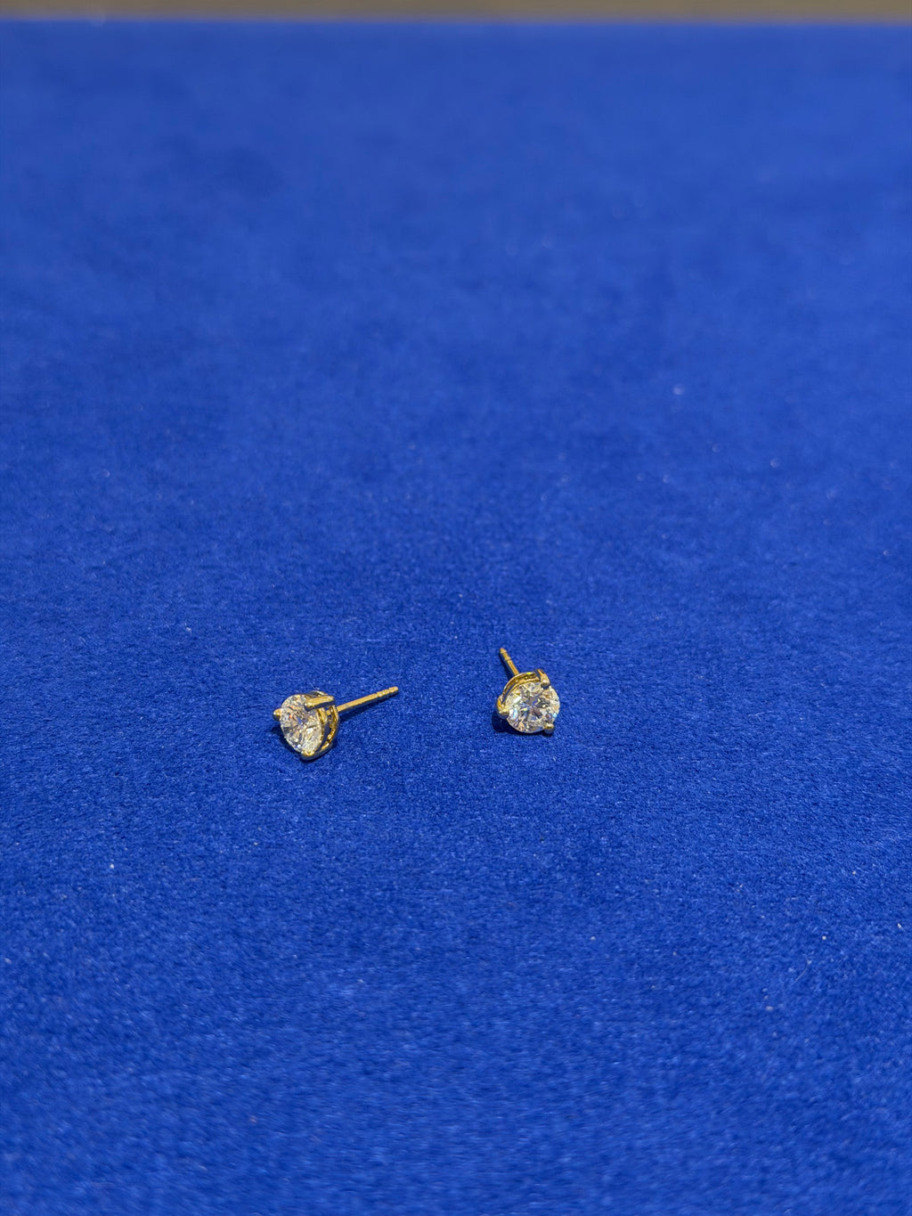 Round 1.5 Carat Yellow Gold Studs