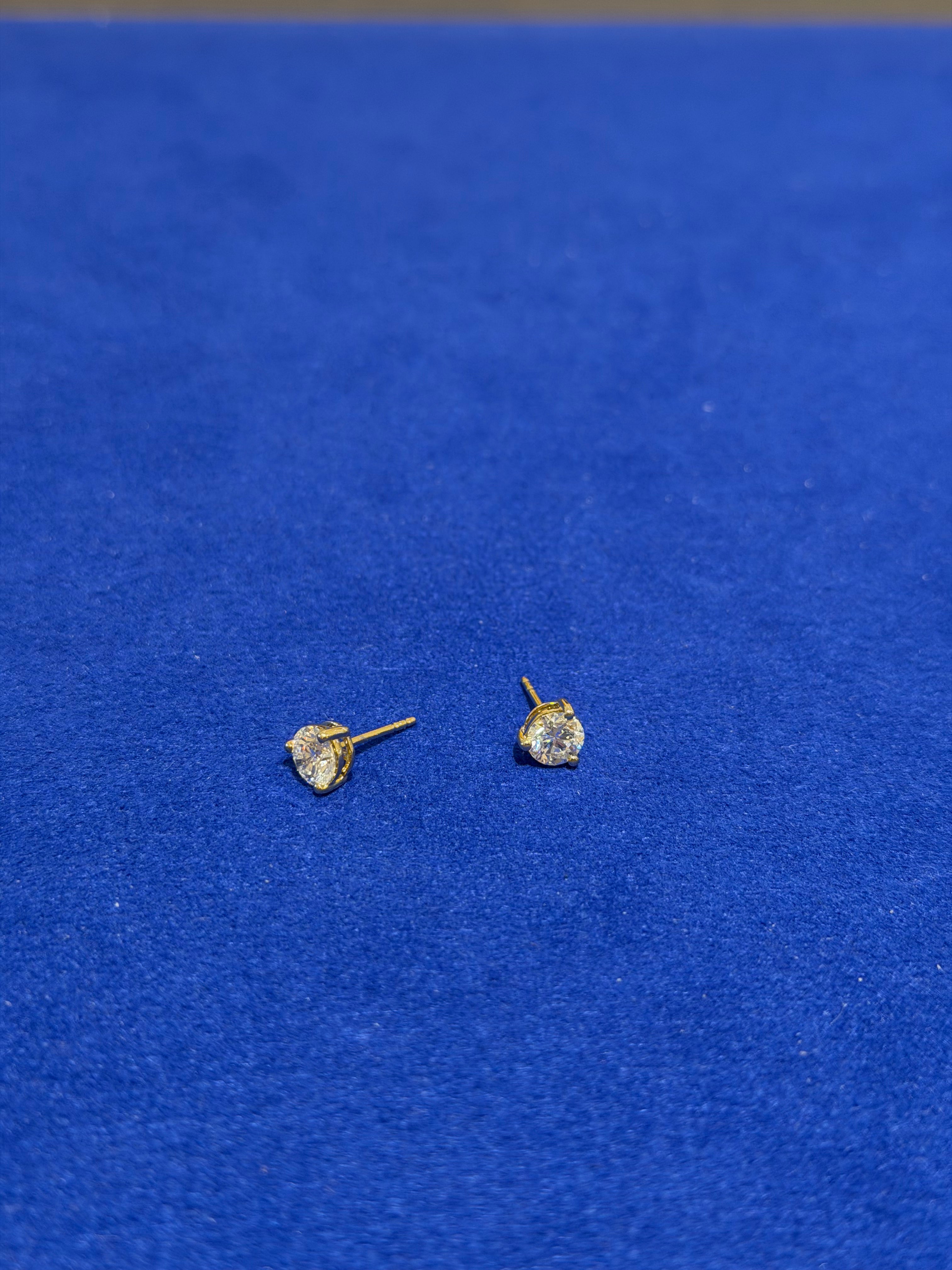 Round 1.5 Carat Yellow Gold Studs